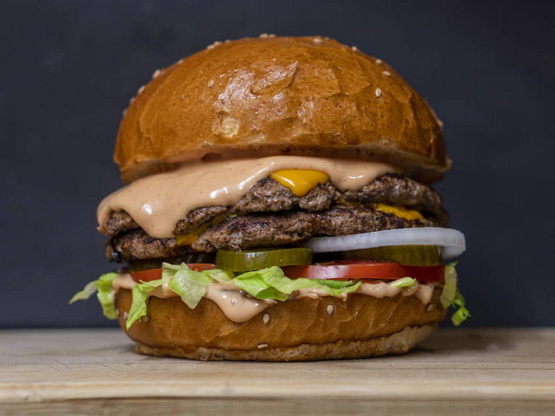 Çift katlı soslu burger